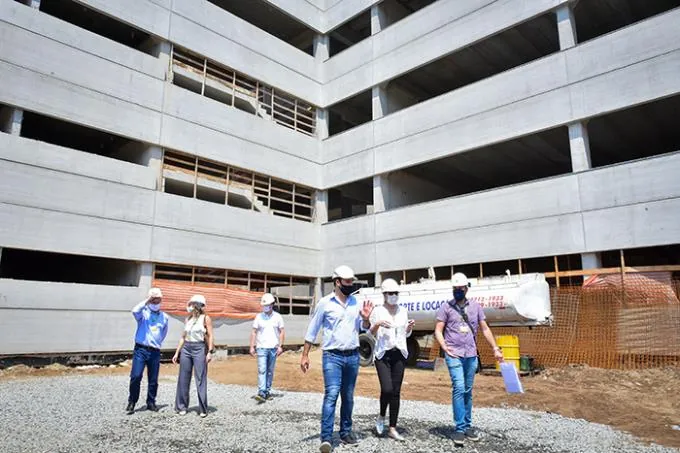 Equipe técnica da Pilotti em visita à obra da Unoeste em Guarujá, SP, durante a execução da estrutura