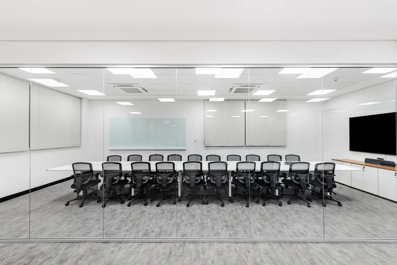 Forro com climatização embutida em sala do retrofit da Colgate-Palmolive, São Bernardo do Campo, SP
