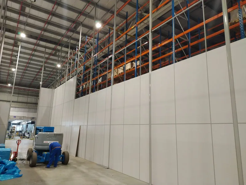 Montagem da sala interna no galpão em operação do CD FedEx em Curitiba, PR