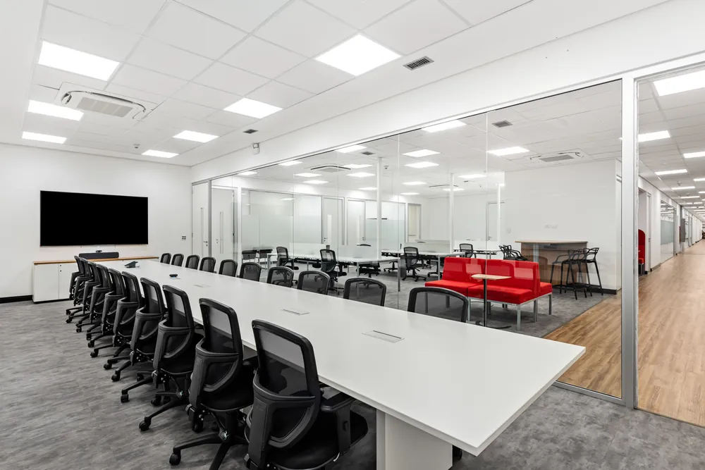 Sala de reuniões após o retrofit corporativo da Colgate-Palmolive em São Bernardo do Campo, SP