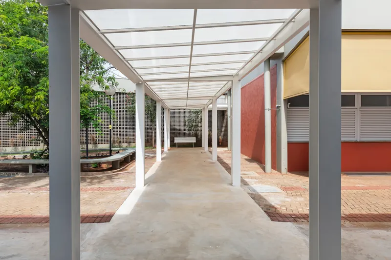 Galeria coberta com pilares metálicos na ampliação do SESI Mirandópolis, SP