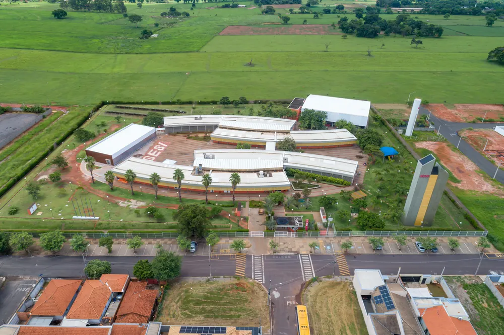 Vista aérea da ampliação do SESI Guararapes, SP, entregue pela Pilotti em 2025