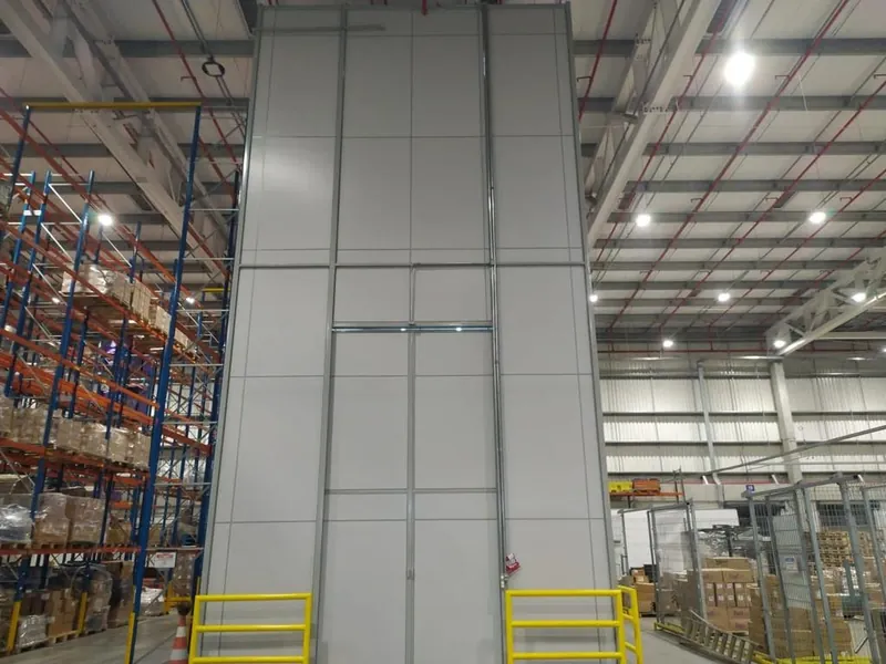 Sala interna construída dentro do galpão do CD FedEx em Curitiba, PR