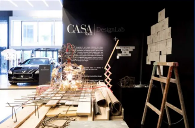Showroom de automóveis com cenografia e expositores