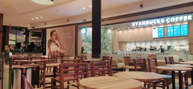 Salão da loja Starbucks em Belo Horizonte, MG