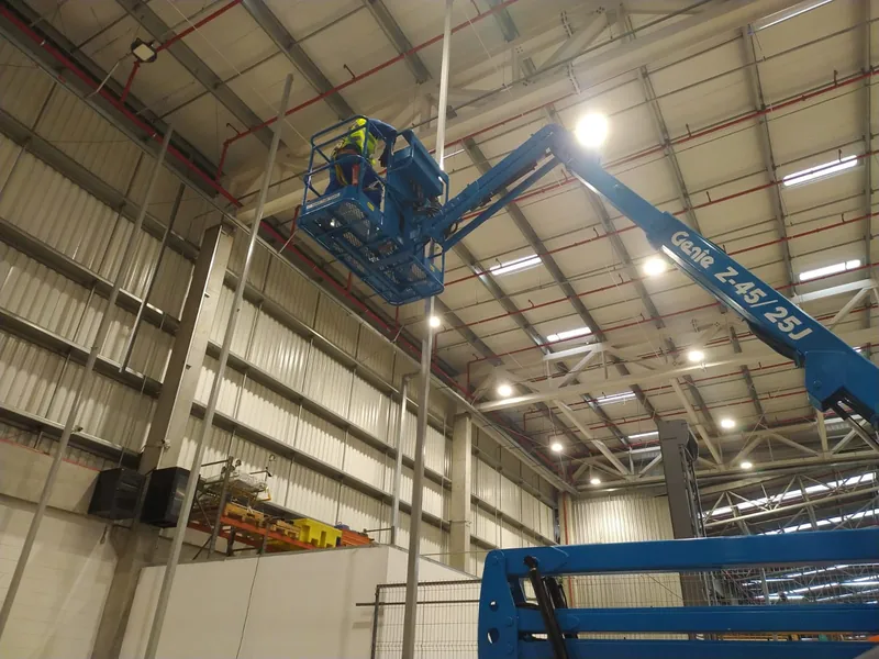 Plataforma elevatória na montagem da sala interna do CD FedEx em Curitiba, PR